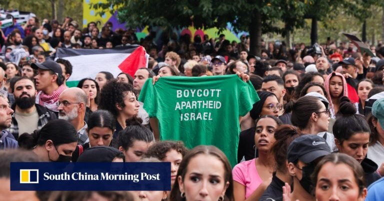 סינגפור טוענת כי לבישת בגדים הקשורים למלחמה בין ישראל לעזה עלולה להוביל ל-6 חודשי מאסר Ac04a962 76ec 466a B4ea Bc604eb891ed Fa467671.jpg