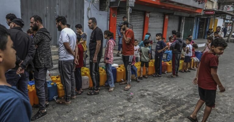 202311mena Palestine Line For Water Rafah Gaza.jpg