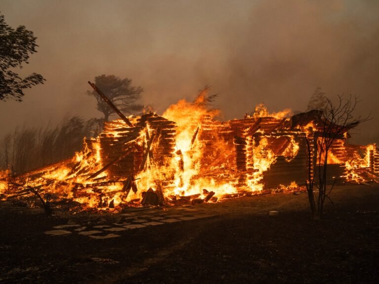 תמונות: שריפה משתוללת ביוון מאלצת פינוי ערים, בתי חולים | חדשות מזג האוויר Afp 20240811 36dx4n2 V3 Highres Greecefire 1723447775.jpg