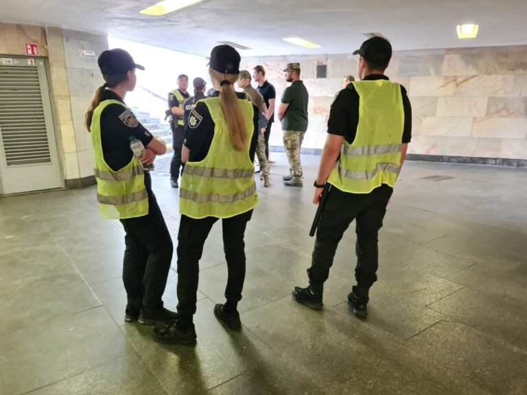 כדי להגביר את צבא אוקראינה, סיורים חוששים מחפשים מתגייסים פוטנציאליים | חדשות המלחמה רוסיה-אוקראינה A Patrol Inside A Subway Station In Kyiv Checks The Conscription Status Of Any Man Of Fighting Age 1728915040.jpg