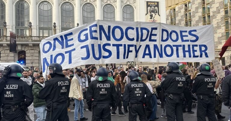 Aa 20241019 35959791 35959784 Police Use Dogs Against Protesters During A Propalestinian Demonstration In Berlin 1729387150.jpg