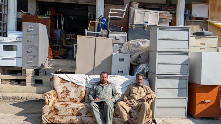 'מספיק': איסלמבאד של פקיסטן על סף לפני מצור PTI | חדשות אימראן חאן Tahir Abbas Market 1732531656.jpg