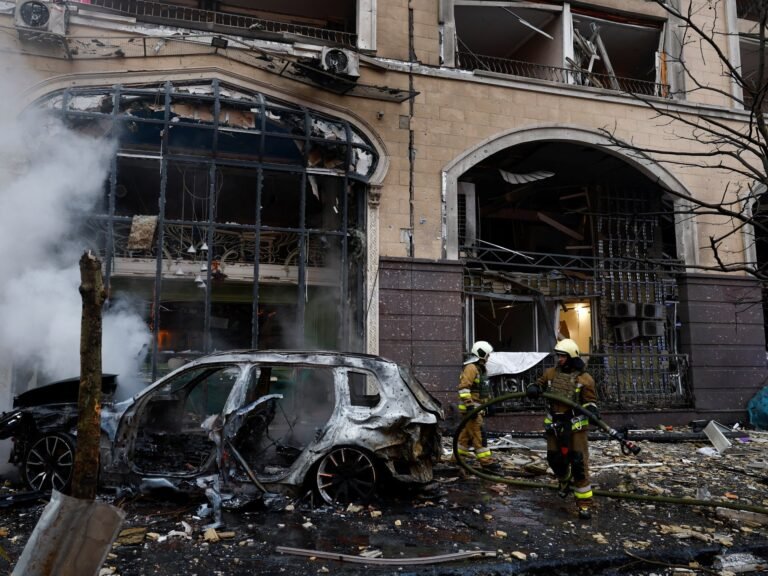 אחד נהרג בקייב כשתקפת טילים רוסית מכוונת לבירת אוקראינה | חדשות המלחמה רוסיה-אוקראינה 2024 12 20t063337z 1179861863 Rc2tsbayxres Rtrmadp 3 Ukraine Crisis Attack Kyiv 1734676653.jpg