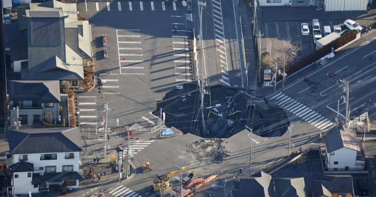 30japan Sinkhole Wchq Facebookjumbo.jpg