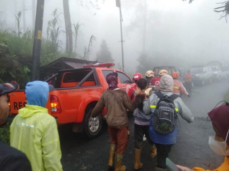 Afp 20250121 36uy2mv V1 Highres Indonesiadisasterlandslide 1737449339.jpg