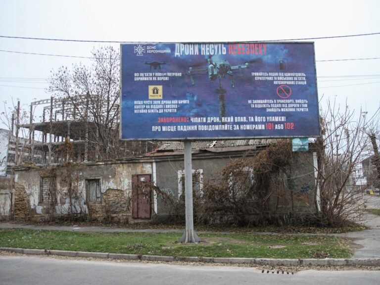 Drones Are Dangerous Says A Ukrainian Poster In Kherson 1736940580.jpg