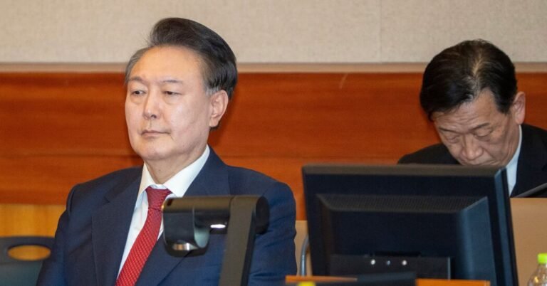 צווי בית המשפט בדרום קוריאה הושיט את שחרורו של הנשיא מהכלא 07 Skorea Yoon Wjfq Facebookjumbo.jpg