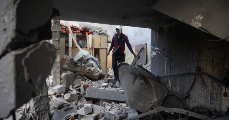 ישראל מחדשת להתקפות בעזה לאחר שנקבעו שיחות הפסקת אש עם חמאס 18israel Gaza Assess Lcbt Facebookjumbo.jpg