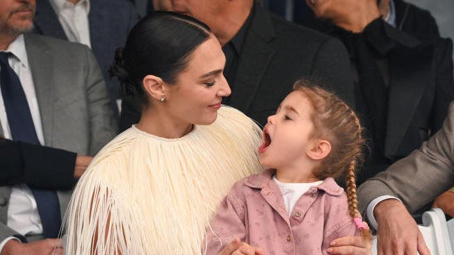 Gal Gadot’s daughter steals spotlight at Hollywood Walk of Fame event B1mph1o21x 4 46 653 368 0 Large.jpg