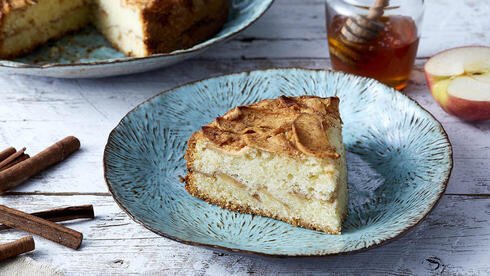 How to make the fluffiest apple cake ever Rjv11tcfzj 1 103 980 552 0 Large.jpg