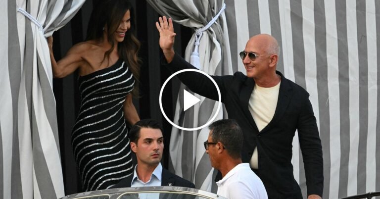 26bezos venice vkwz facebookjumbo.jpg