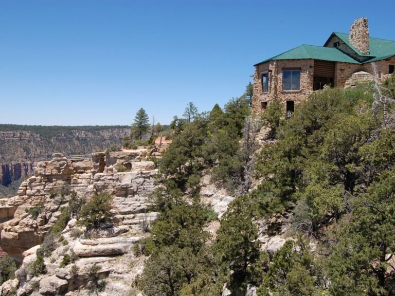 לודג 'ההיסטורי של גרנד קניון נשרף לאפר בשדה קוצים בפארק הלאומי האמריקני | חדשות משבר אקלים Ap25194756287459 1752474069.jpg