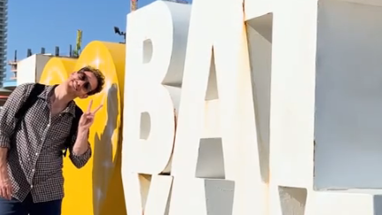 צמד היוצרים שצוחק על כולנו Bke1lwnd7xg 32 230 431 243 0 large.jpg