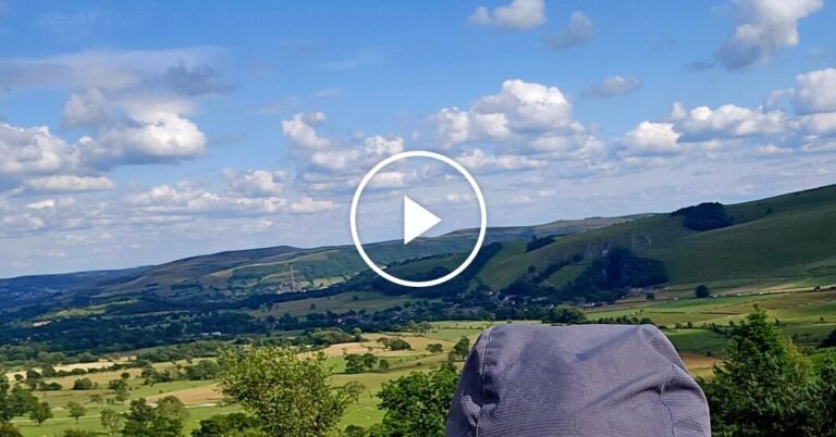 מטייל מפלפל בערמות לאורך מסלול טיולים אנגלי היסטורי 00xp rocks facebookjumbo.jpg