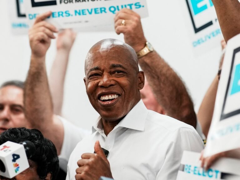 עוזר אריק אדמס מתמודד עם חיובי שוחד בין מירוץ העיר העיר העירוני של ניו יורק | חדשות שחיתות 2025 08 14t165650z 926275669 rc247gaecclz rtrmadp 3 usa election new york mayor 1755798529.jpg