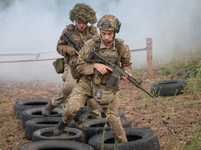 רוסיה מרוויחה במזרח לפני פסגת טראמפ-פוטין, אוקראינה אומרת שהמשיכה | חדשות מלחמת רוסיה-אוקראינה 2025 08 15t063851z 231858431 rc237ga4b02q rtrmadp 3 ukraine crisis kharkiv region 1755271095.jpg