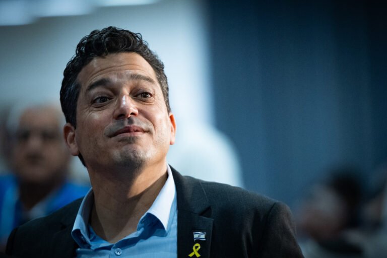 עמנואל מקרון גינה את כריתת העץ לזכר היהודי שעונה בצרפת 986669.jpeg