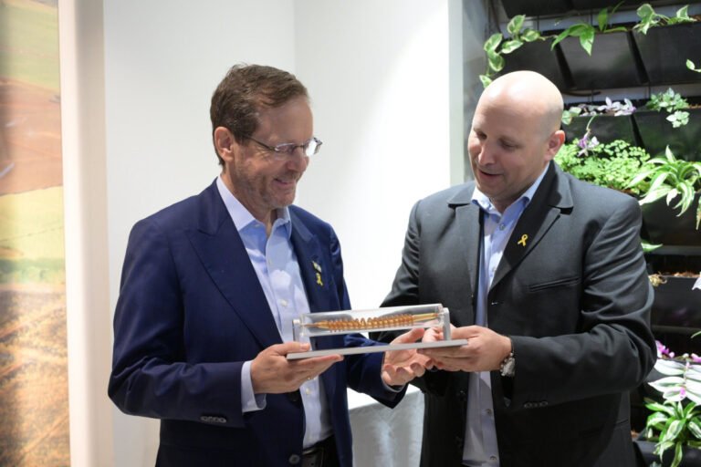 הנשיא הרצוג קיבל לידיו מחברת "נטפים" את הטפטפת הראשונה 997149.jpeg