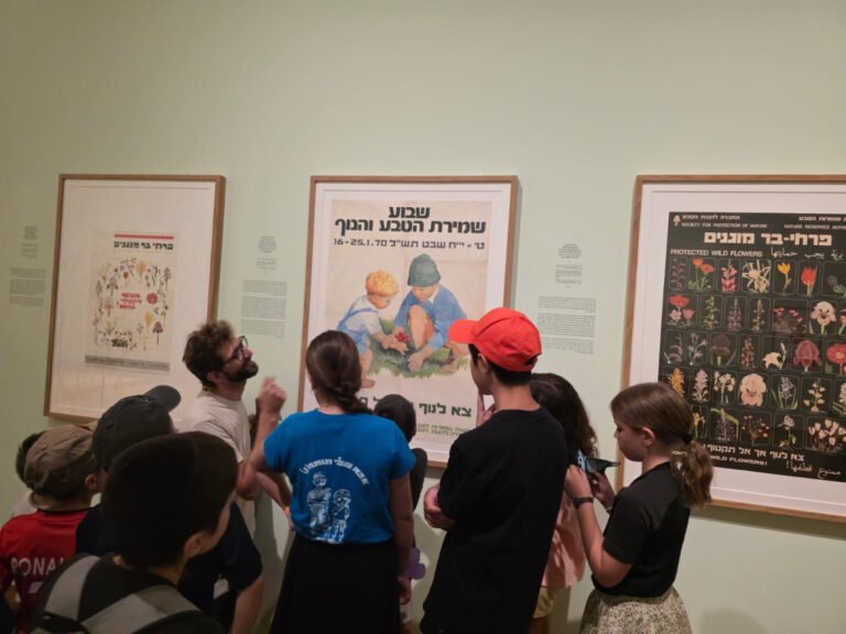 ציורי הפרחים של "צא לנוף אל תקטוף" חוזרים בתערוכה חדשה 999930.jpeg