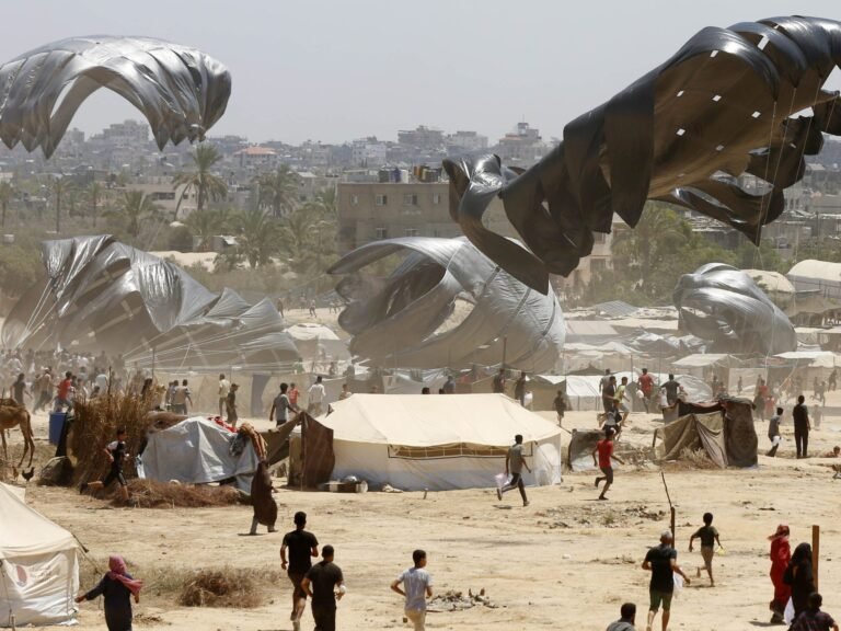 Aa 20250804 38743591 38743590 humanitarian aid parachutes were dropped into gaza which is under israeli attacks and embargo 1 1754317708 e1754317771718.jpg