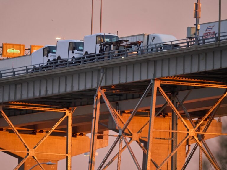 קנדה שופכת עשרות אלפי משרות כשכריכי טראמפ פוגעים | חדשות אבטלה Afp 20250404 393g2pz v1 highres canadaustradetariffsdiplomacy 1746804431.jpg