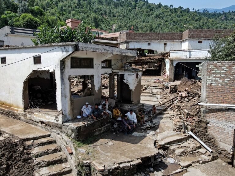 תקוות לניצולים דעכו כאשר מצילים פקיסטן מחפשים 150 עדיין נעדרים | חדשות אקלים Afp 20250817 69r39we v1 highres pakistanenvironmentclimatemonsoon 1755495525.jpg