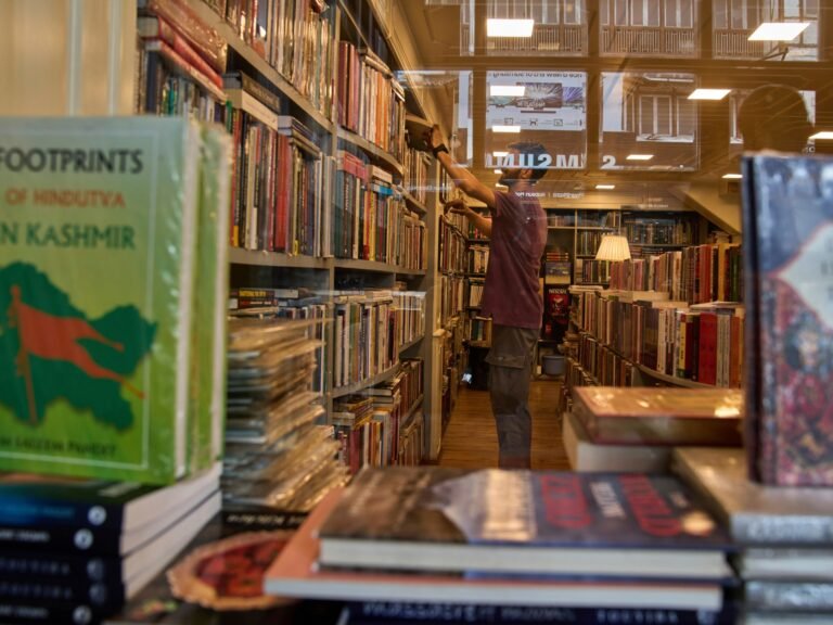 'התקפה על הזיכרון של אנשים': ספרו של קשמיר איסור נוצץ פחדים חדשים בצנזורה | צֶנזוּרָה Ap25219284826644 1754658433.jpg