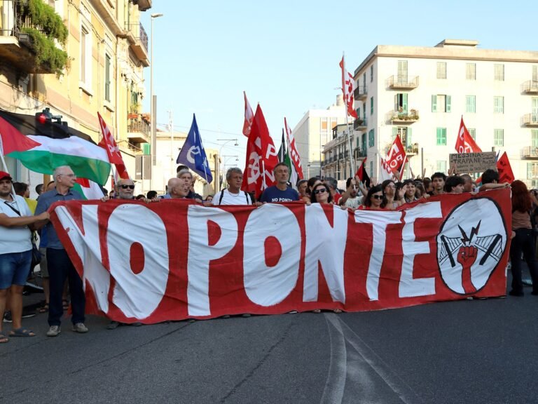 אלפי מחאה מתכננים לבנות את הגשר הארוך ביותר בעולם מסיציליה לאיטליה | מחאה על חדשות Afp 689836707901 1754805872.jpg