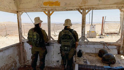 Inside the base where power cables m Yk14483518 0 65 878 495 0 large.jpg